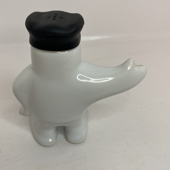 Salt and Pepper Shakers Hugging Chefs - Picture 5 of 15